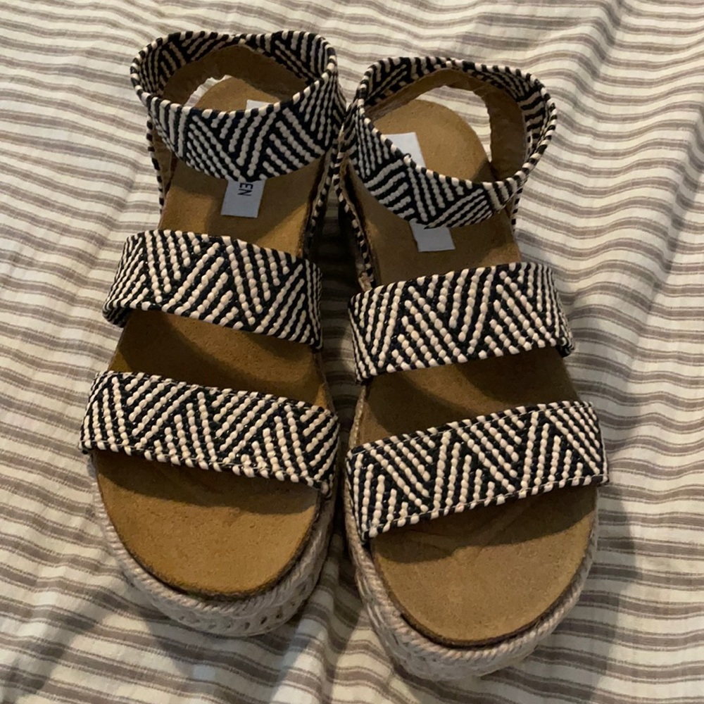NWOB Steve Madden platform esp sandal